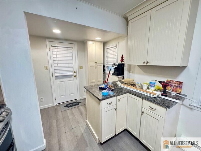 Building Photo - 39 Hillcrest Ave