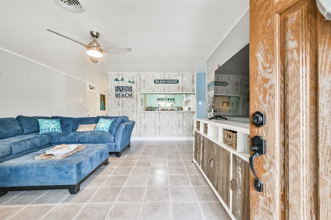 Building Photo - 728 7th St