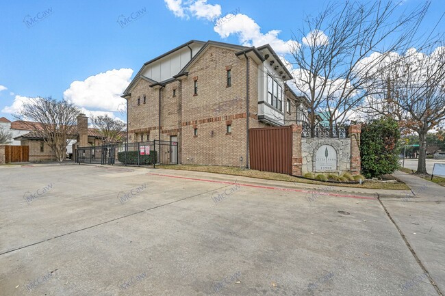 Building Photo - Incredible Gem by Galleria - 2/2.5 Townhom...