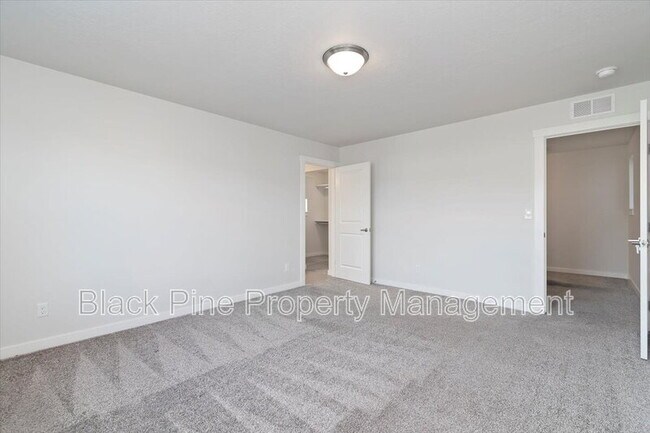 Building Photo - 3098 N Lochness Ave