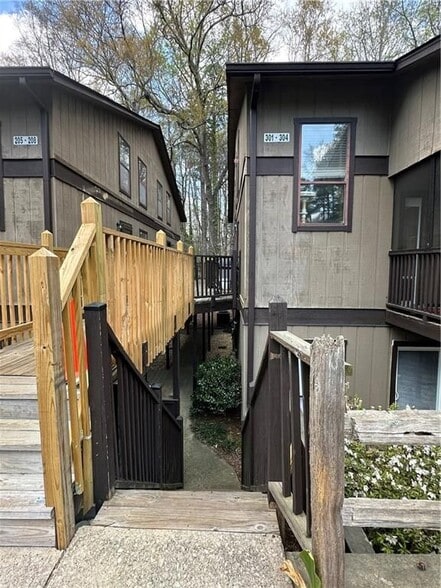 Building Photo - 303 River Run Dr