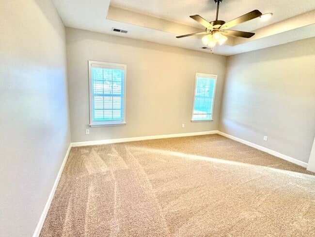 Building Photo - Now Lasing a 4 Bedroom 2.5 bath home in Ho...