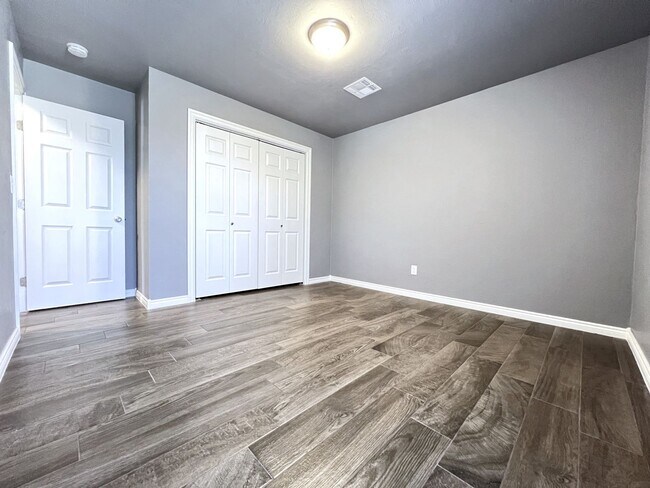 Building Photo - Spacious Modern Living