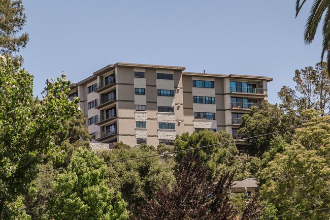Building Photo - Gorgeous 2 Bed / 2 Bath Top Floor Condo wi...