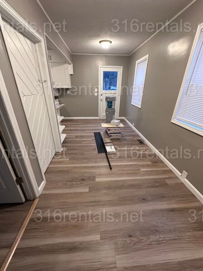 Building Photo - $1300 - 4 bed 1 bath home - Single Family Home