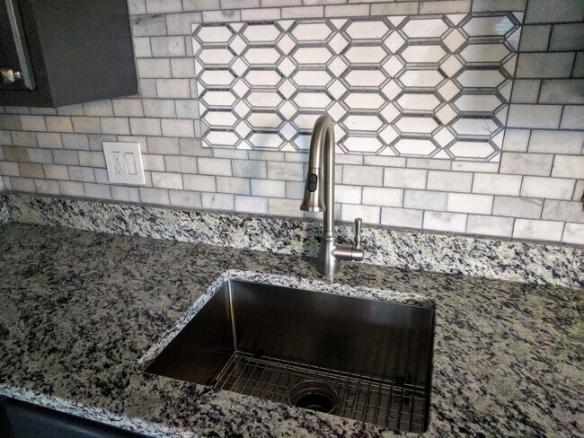 Building Photo - Gorgeous  1BR Condo Near UTK | Parking, On-site Laundry