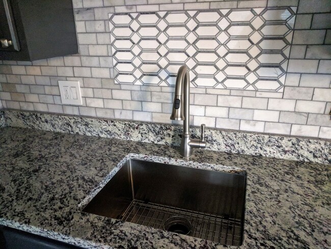 Building Photo - Gorgeous 1BR Condo Walk to Class