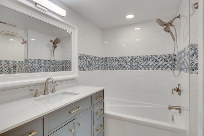 Building Photo - Charming 4 Bed, 2.5 Bath Brick Bungalow in...