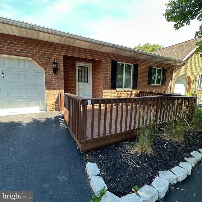 Building Photo - 323 Stonegate Ct