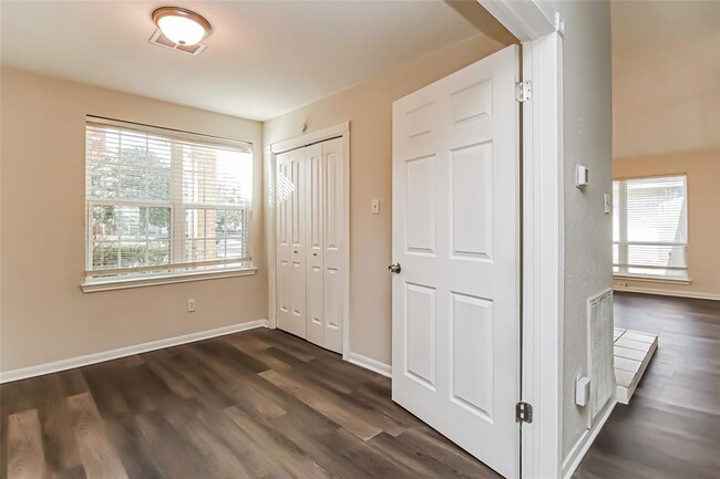 Building Photo - 8610 Greenleaf Lake Dr