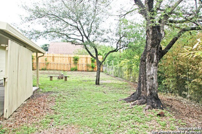 Building Photo - 3 Bedroom/2 Bath Glen Oaks Park Subdivision