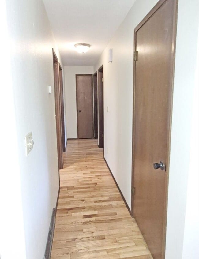 Building Photo - Split-Level Stunner with Skylight, Hardwoods & Room to Grow