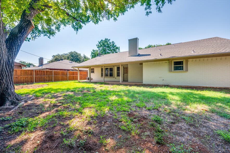 Building Photo - 1015 De Pauw Dr