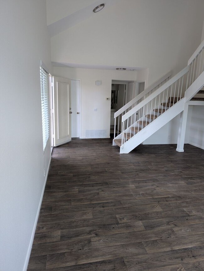 Building Photo - 3 Bed/2 Bath Townhome in Poway