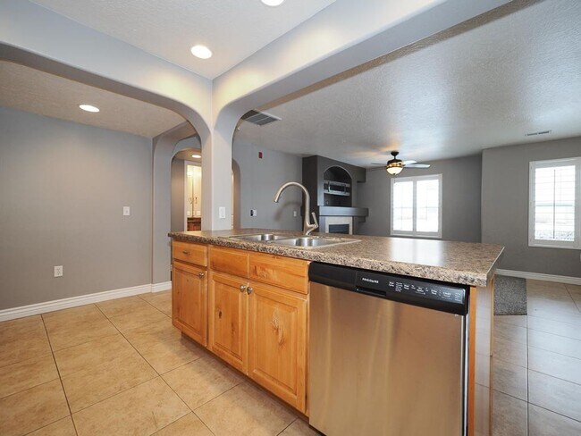 Building Photo - Beautiful Daybreak Condo
