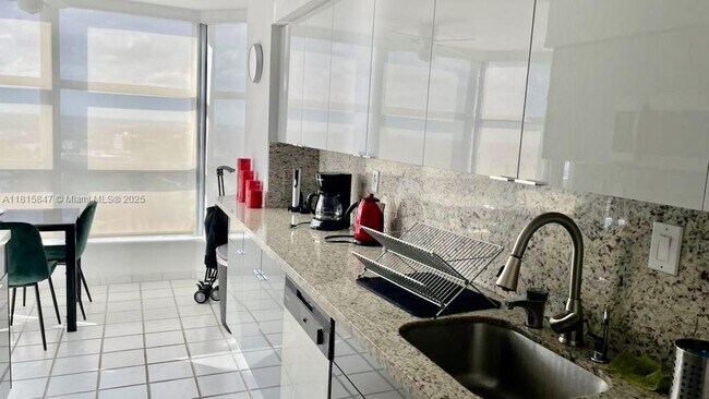 Building Photo - 3500 Mystic Pointe Dr