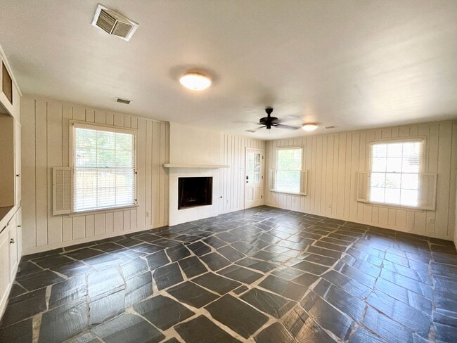 Building Photo - 3 Bedroom House with Mother in Law Suite i...