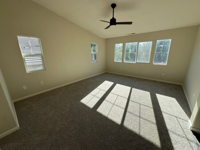 Building Photo - Beautiful 4 Bedroom, 2.5 Bath Tracy Home /...