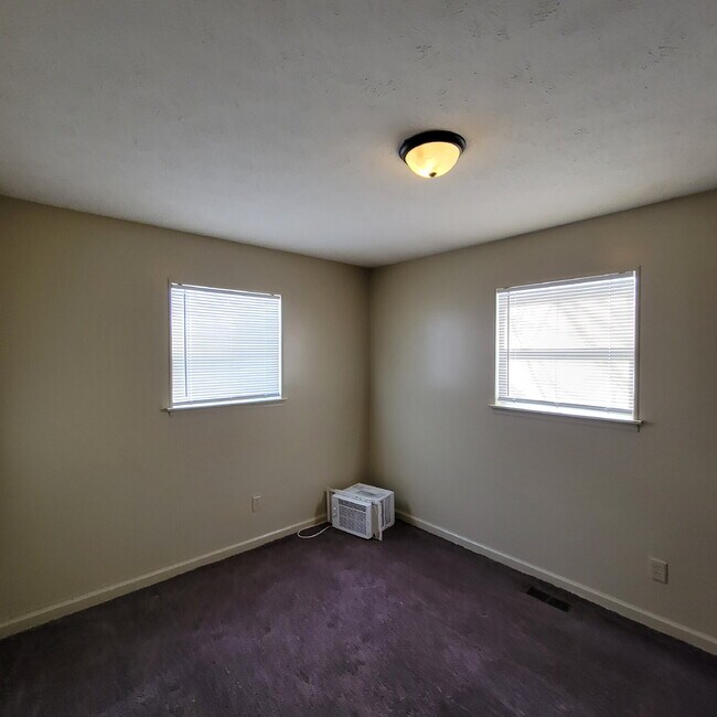 Building Photo - Lawrence Area 4BR House!