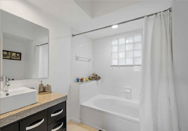 Building Photo - Gorgeous 2 bedroom 2 bath In Aventura on the Intercoastal