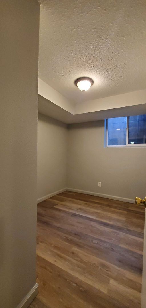 Building Photo - Renovated 2 Bedroom-Move Now