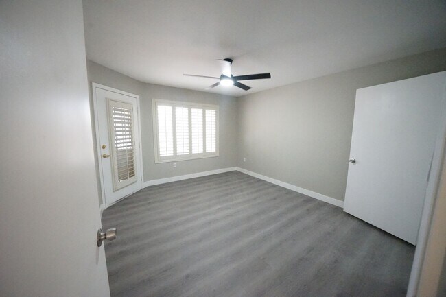 Building Photo - 5710 E Tropicana Ave