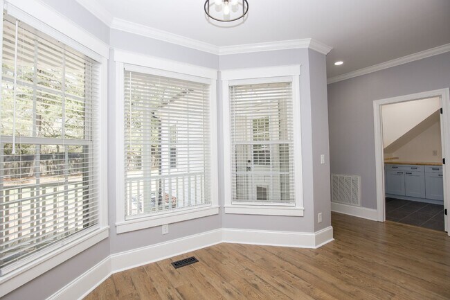Building Photo - "Spacious and Inviting 2620 sq. ft. Home i...