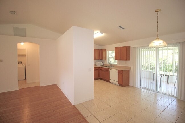 Building Photo - Roomy 3 Bed 2 Bath Screened Lanai Home for Rent in Pine Lakes