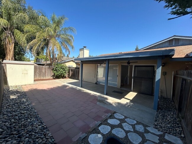 Building Photo - Great 3 bedroom 2 bath in Visalia ready fo...