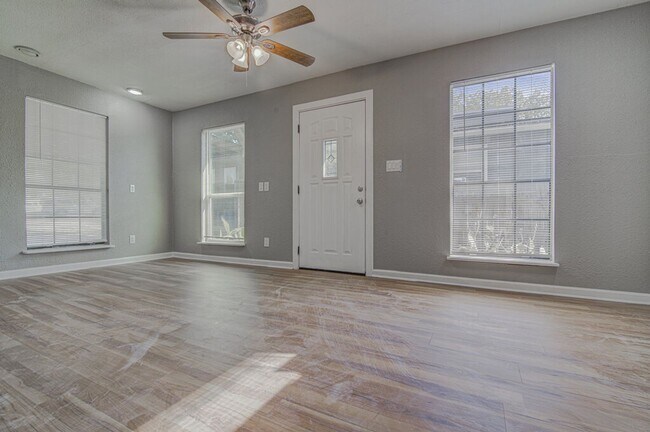 Building Photo - 1807 Briar Hill Dr