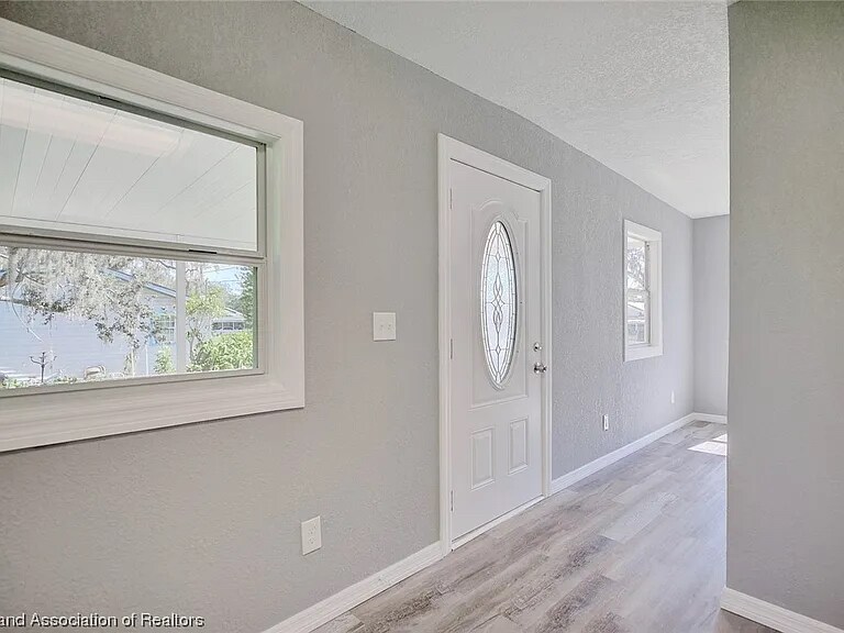 Building Photo - 1911 Roseland Ave