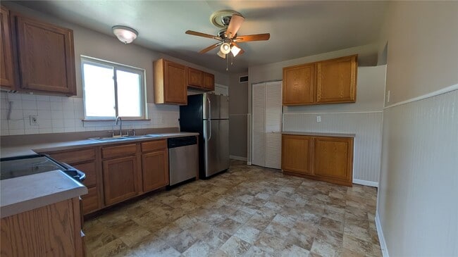 Building Photo - 303 Eggering Dr