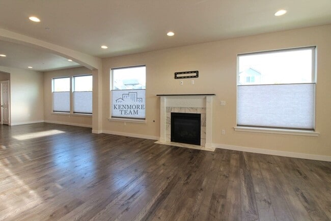 Building Photo - 2335 Bellaview Ave