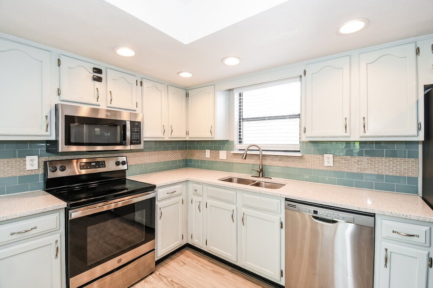 Building Photo - 7152 Holiday Hill Ct