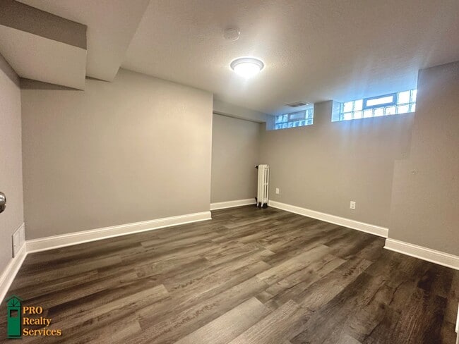 Building Photo - Gorgeous 3 Bedroom Main Level Duplex Unit