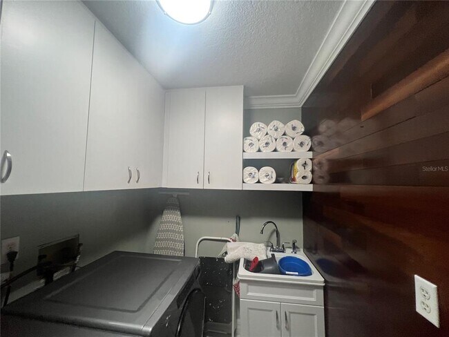 Building Photo - 681 Verona St