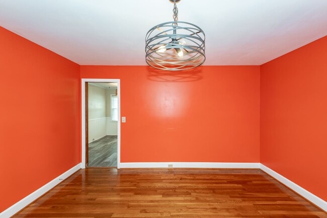 Building Photo - 6 Bedroom, 2.5 Bath House in Drayton on th...