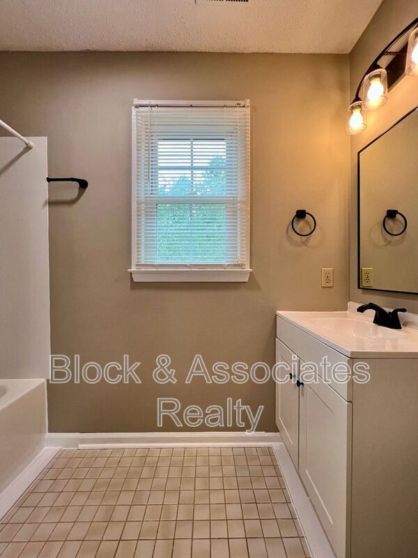 Building Photo - 1613 Round Hill Cir