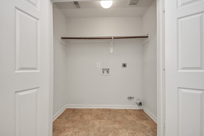 Building Photo - 6702 Albion Cresent Dr