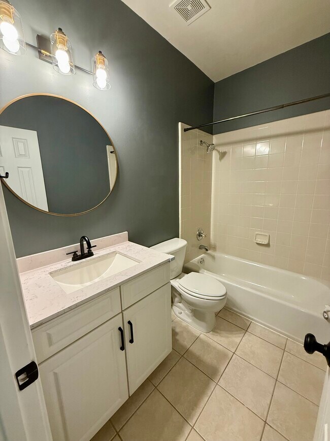 Building Photo - 2 Hall Manor