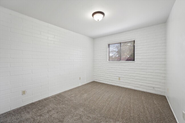 Building Photo - 4525 E Bellevue St
