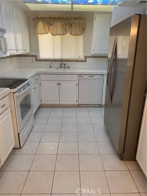 Building Photo - 5527 Via La Mesa