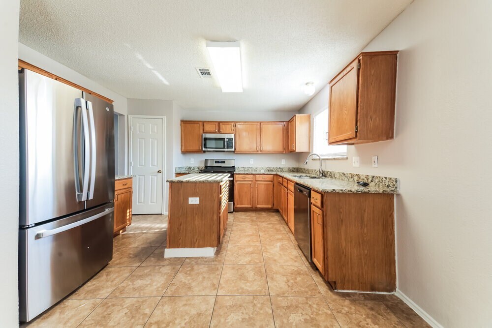 Building Photo - 5909 Iris Dr