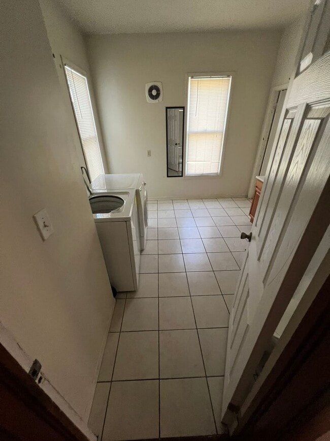 Building Photo - Large 4 bedroom house east of campus for A...