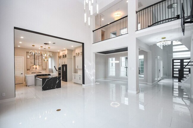 Building Photo - 10014 Oakwood Trl