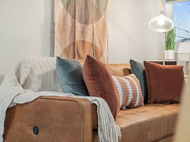 Building Photo - Boho Chic Loft (Furnished)