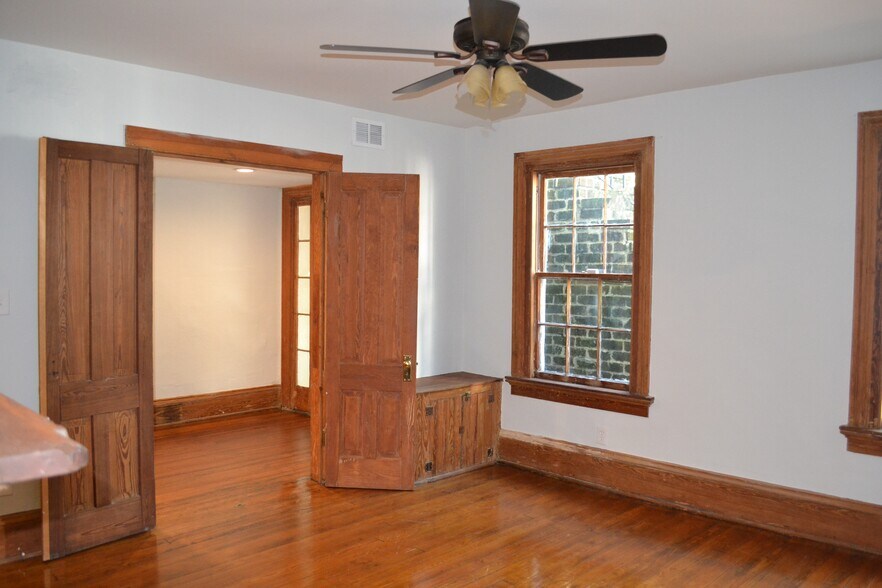Building Photo - 203 W Waldburg St