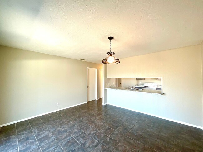 Building Photo - MUST SEE! 2 Bedroom / 1.5 Bath Duplex w/ Garage!