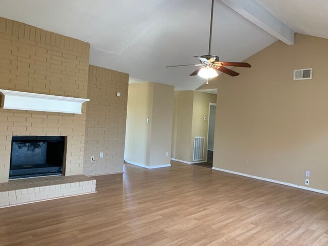 Building Photo - 722 Stephanie Dr