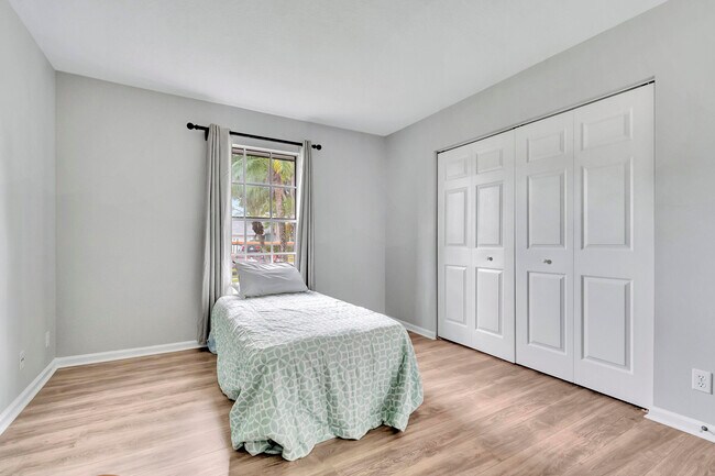 Building Photo - 1588 Farmington Ave